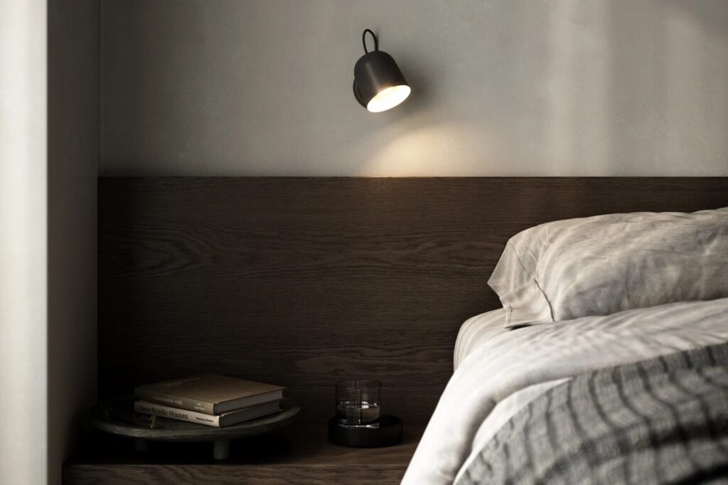 Noční lampa u postele