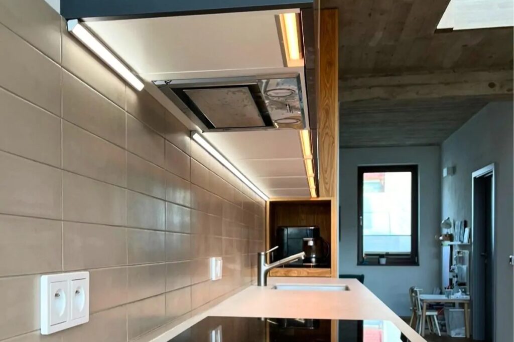 Denní a večerní LED pásek v kuchyni