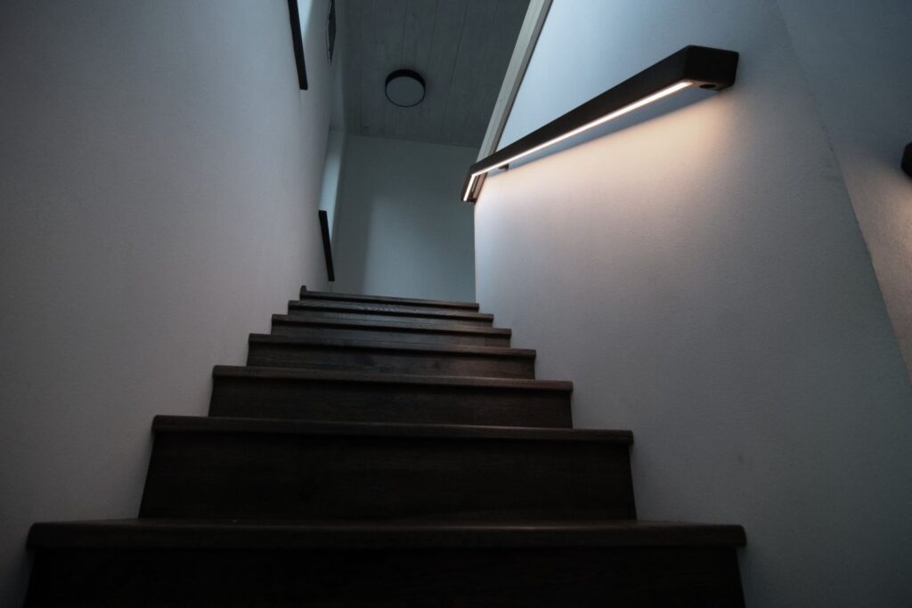 Denní LED pásek na chodbě